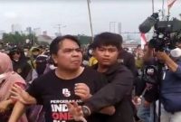 Pegiat media sosial sekaligus Dosen Universitas Indonesia Ade Armando babak belur dikeroyok massa. Ade jadi bulan-bulanan massa yang diduga bukan berasal dari mahasiswa BEM SI yang melakukan aksi unjuk rasa di depn Gedung DPR/MPR Jakarta, Senin (11/4). Foto: Istimewa