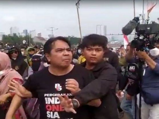 Pegiat media sosial sekaligus Dosen Universitas Indonesia Ade Armando babak belur dikeroyok massa. Ade jadi bulan-bulanan massa yang diduga bukan berasal dari mahasiswa BEM SI yang melakukan aksi unjuk rasa di depn Gedung DPR/MPR Jakarta, Senin (11/4). Foto: Istimewa