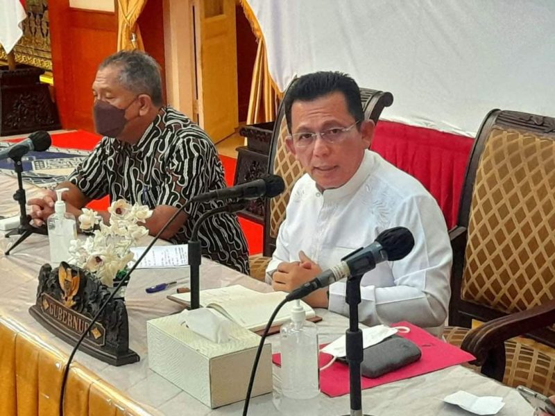 Gubernur Kepulauan Riau H. Ansar Ahmad melaporkan kesiapan Provinsi Kepri menekan perkembangan COVID-19 menjelang Hari Raya Idul Fitri 1443 H kepada Menteri Koordinator Bidang Perekonomian Indonesia Airlangga Hartarto, secara virtual di Gedung Daerah Provinsi Kepri, Tanjungpinang, Minggu, (17/4). Foto: Diskominfo Kepri