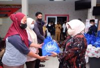 Menjelang Hari Raya Idulfitri, Wali Kota Tanjungpinang, Rahma membagi-bagikan paket bingkisan kepada 24.327 warga Tanjungpinang. Foto: Istimewa