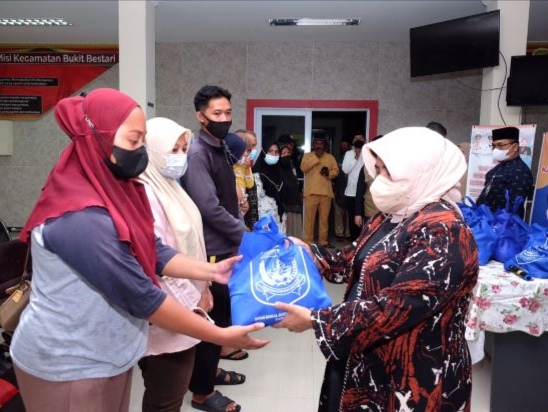 Menjelang Hari Raya Idulfitri, Wali Kota Tanjungpinang, Rahma membagi-bagikan paket bingkisan kepada 24.327 warga Tanjungpinang. Foto: Istimewa