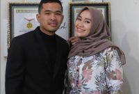Putra Siregar dan istrinya Septia Yetri Opani. Foto: Istimewa