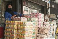 Jelang Lebaran, Warga Tanjungpinang Mulai Berburu Minuman Kaleng. Foto: ANTARA