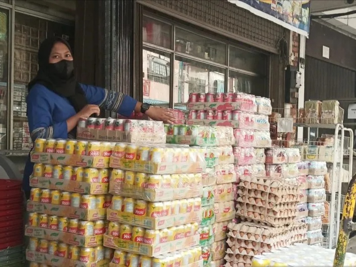 Jelang Lebaran, Warga Tanjungpinang Mulai Berburu Minuman Kaleng. Foto: ANTARA