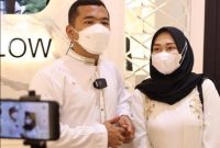 Putra Siregar dan istrinya Septia Yetri Opani. Foto: Istimewa