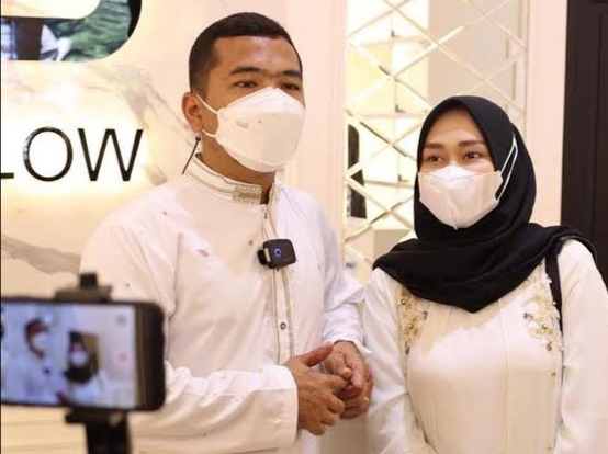 Putra Siregar dan istrinya Septia Yetri Opani. Foto: Istimewa