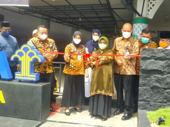 Wali Kota Tanjungpinang Rahma meresmikan Masjid At Taubah dan miniatur perahu yang berada di lingkungan Rumah Tahanan Negara (Rutan) Kelas I Tanjungpinang, Kepri, Kamis (28/4/2022).  Foto: Istimewa
