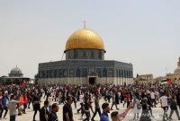 Masjidil Aqsa di Yerusalem, pada salat Jumat pertama di bulan Ramadan yang jatuh pada 8 April 2022, dipenuhi ribuan umat muslim. Foto: ANTARA