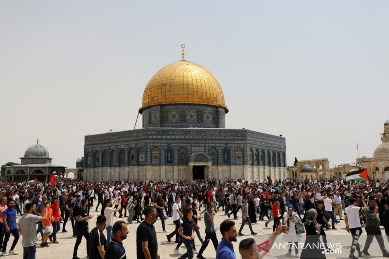 Masjidil Aqsa di Yerusalem, pada salat Jumat pertama di bulan Ramadan yang jatuh pada 8 April 2022, dipenuhi ribuan umat muslim. Foto: ANTARA