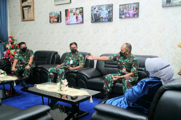 Wali Kota Tanjungpinang Rahma menerima kunjungan silaturahmi Komandan Wing Udara 1 Pusat Penerbangan TNI Angkatan Laut (Puspenerbal) Tanjungpinang, Letkol Laut (P) Dani Achnisundani, S.H., M. Tr.Hanla.,M. M dan jajarannya, di ruang tamu wali kota, kantor wali kota Tanjungpinang, Kepri. Foto: Istimewa