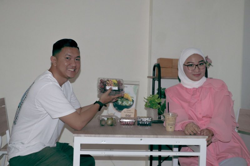Owner Pin Pin Fresh House Cafe, Pipin Terta dan suami. Foto: INIKEPRI.COM