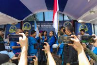 Haris Pertama menerima Pataka. Foto: INIKEPRI.COM