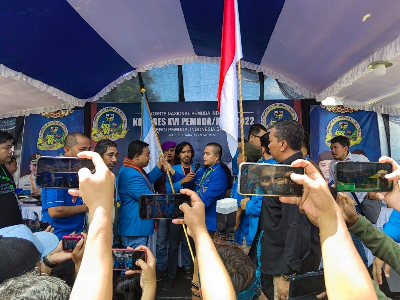 Haris Pertama menerima Pataka. Foto: INIKEPRI.COM