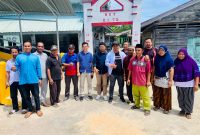 Anggota DPRD Kepri M Syahid Ridho (baju biru gelap) dan Tokoh Muda Kadri (jaket putih) Tinjau Korban Angin Puting Beliung di Pulau Terong. Foto: INIKEPRI.COM