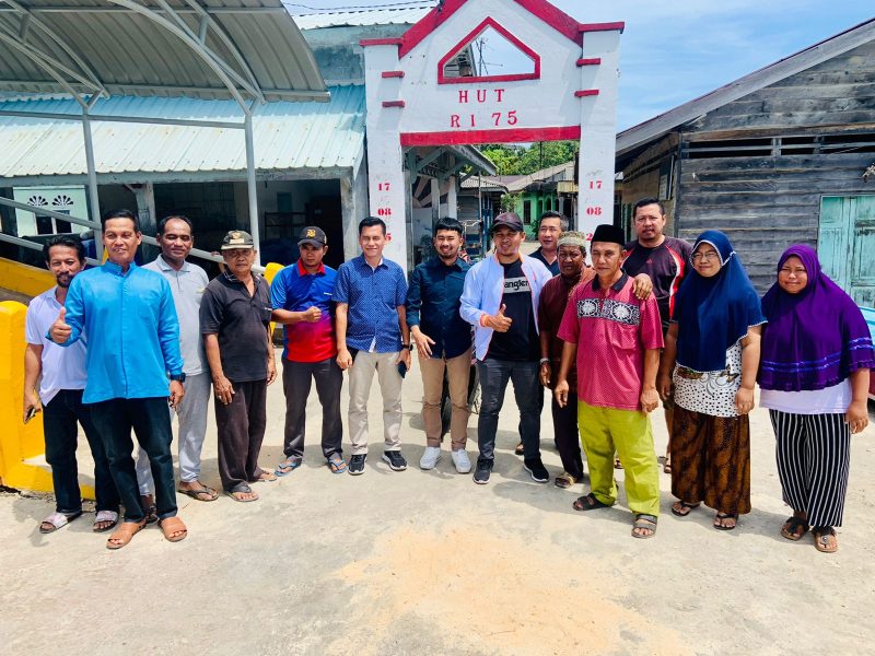 Anggota DPRD Kepri M Syahid Ridho (baju biru gelap) dan Tokoh Muda Kadri (jaket putih) Tinjau Korban Angin Puting Beliung di Pulau Terong. Foto: INIKEPRI.COM