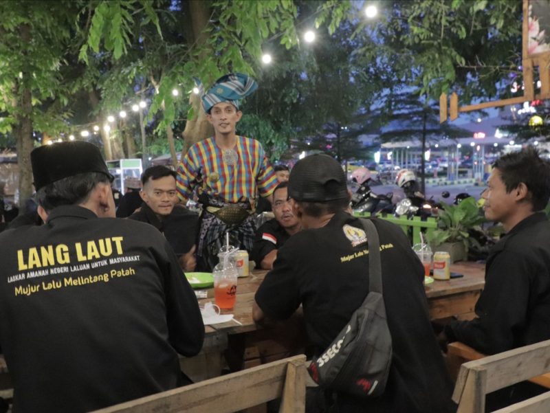Eratkan Silaturahmi, Laskar Bertanjak Kepri Buka Bersama dengan Lang Laut. Foto: Istimewa