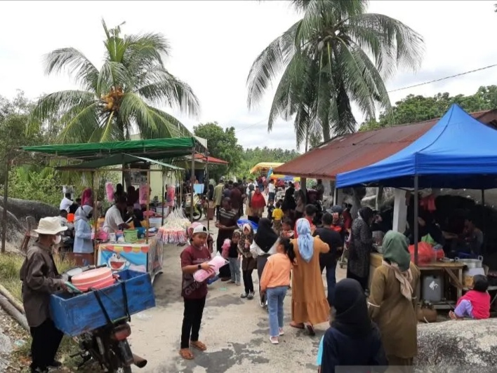 Ribuan Pengunjung Padati Pesta Pantai Lebaran di Batu Limau-Karimun. Foto: ANTARA