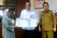 Wali Kota Tanjungpinang, Rahma rapat revitalisasi pasar bersama Gubernur Provinsi Kepulauan Riau (Kepri), Ansar Ahmad, Kepala BPPW Fasri Bachmid, dan sejumlah pejabat Pemprov Kepri, di ruang kerja Gubernur Kepri, kantor Gubernur Provinsi Kepri, Dompak. Foto: Istimewa