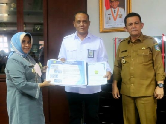 Wali Kota Tanjungpinang, Rahma rapat revitalisasi pasar bersama Gubernur Provinsi Kepulauan Riau (Kepri), Ansar Ahmad, Kepala BPPW Fasri Bachmid, dan sejumlah pejabat Pemprov Kepri, di ruang kerja Gubernur Kepri, kantor Gubernur Provinsi Kepri, Dompak. Foto: Istimewa