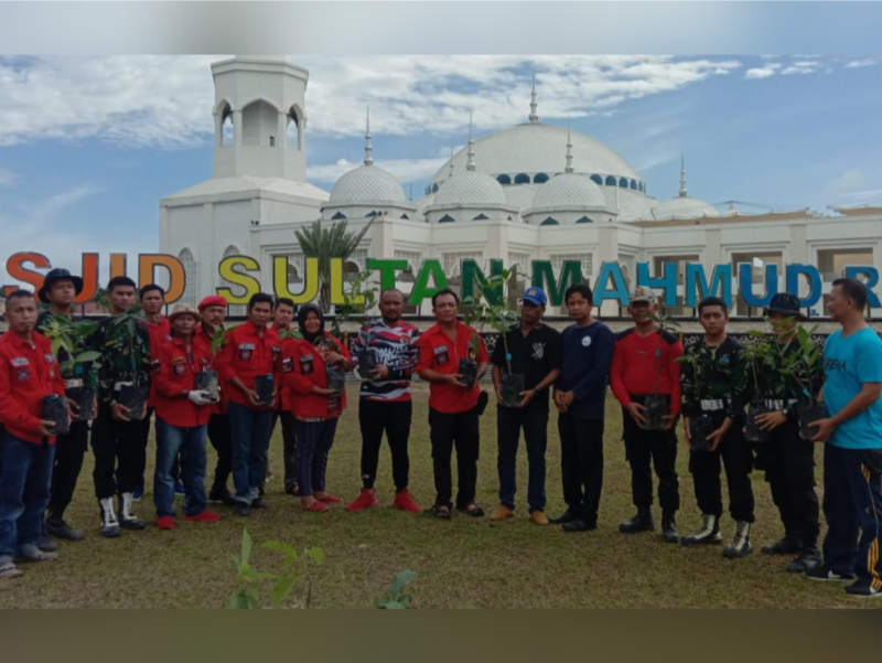 Pemuda Batak Bersatu Batam, SPN Dirgantara Batam Serta Polda Kepri Gelar Goro dan Penanaman Pohon. Foto: Istimewa