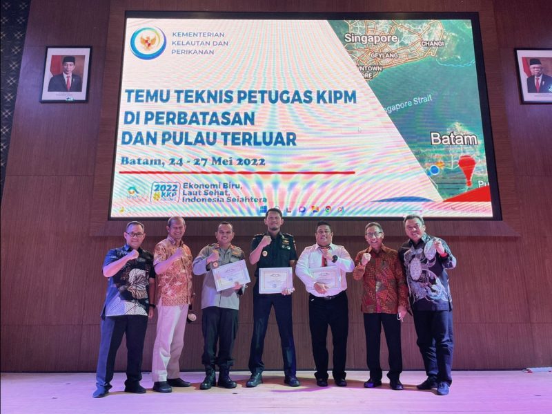 Kementerian Kelautan dan Perikanan melalui Badan Karantina Ikan, Pengendalian
Mutu, dan Keamanan Hasil Perikanan Batam berikan apresiasi dan penghargaan kepada Bea Cukai Batam atas kontribusi dan peran Bea Cukai dalam penegakan hukum di bidang kelautan dan perikanan. Foto: Dok. Humas BC Batam