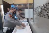 Personel Polsek Kawasan Bandara Hang Nadim mencuci tangan sebelum menjalankan tugas pokok. Foto: Dok. Polsek Kawasan Bandara Hang Nadim Batam