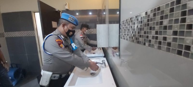 Personel Polsek Kawasan Bandara Hang Nadim mencuci tangan sebelum menjalankan tugas pokok. Foto: Dok. Polsek Kawasan Bandara Hang Nadim Batam