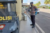 Personil Polsek Kawasan Bandara Hang Nadim  Melaksanakan Penyemprotan Disenfektan di area bandara. Foto: Dok. Polsek Kawasan Bandara Hang Nadim