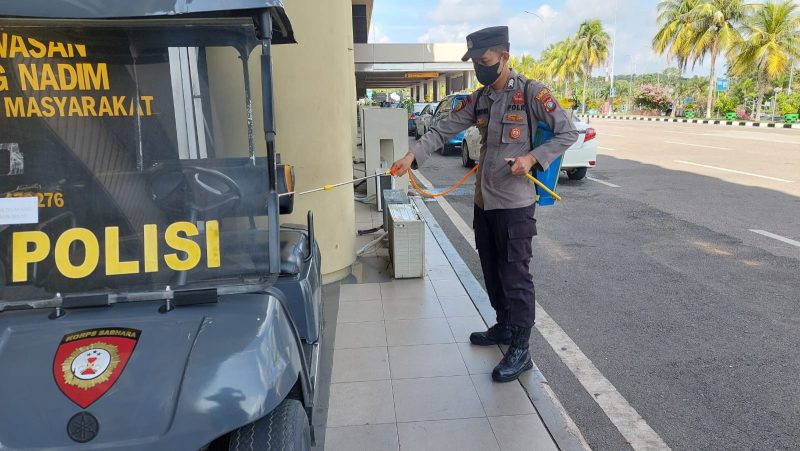 Personil Polsek Kawasan Bandara Hang Nadim  Melaksanakan Penyemprotan Disenfektan di area bandara. Foto: Dok. Polsek Kawasan Bandara Hang Nadim