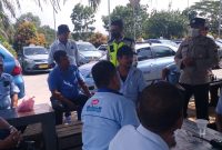 Polsek Kawasan Bandara Hang Nadim Laksanakan strong poin sekaligus Monitoring dan Himbauan warga agar menggunakan Masker saat akan menjemput mau pun mengantar calon penumpang di seputaran Kawasan Bandara Hang Nadim. Foto: Polsek Kawasan Bandara Hang Nadim Batam