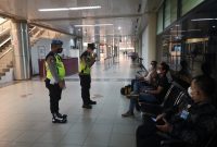 Personil Polsek Kawasan Bandara Hang Nadim di Pimpin oleh Piket Pawas Bripka Harry S. Damanik melakukan Patroli  jalan kaki di seputaran terminal keberangkatan Bandara Hang Nadim. Foto: Dok. Polsek Kawasan Bandara Hang Nadim Batam