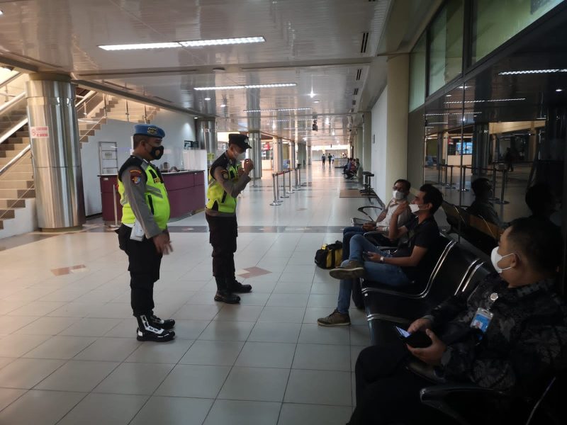 Personil Polsek Kawasan Bandara Hang Nadim di Pimpin oleh Piket Pawas Bripka Harry S. Damanik melakukan Patroli  jalan kaki di seputaran terminal keberangkatan Bandara Hang Nadim. Foto: Dok. Polsek Kawasan Bandara Hang Nadim Batam