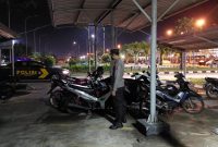 Personil Polsek Kawasan Bandara Hang Nadim yang melaksanakan Piket melaksanakan kegiatan Patroli dengan menggunakan kendaraan roda empat di malam hari. Foto: Dok. Polsek Kawasan Bandara Hang Nadim Batam