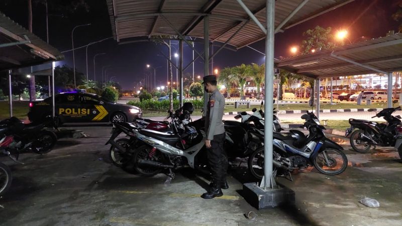 Personil Polsek Kawasan Bandara Hang Nadim yang melaksanakan Piket melaksanakan kegiatan Patroli dengan menggunakan kendaraan roda empat di malam hari. Foto: Dok. Polsek Kawasan Bandara Hang Nadim Batam