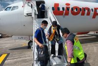 Polsek Kawasan Bandara Hang Nadim Batam melaksanakan pengamanan keberangkatan calon jemaah haji dari Prov Kepri pada hari Rabu,(15/06/22). Foto: Dok. Polsek Kawasan Bandara Hang Nadim Batam