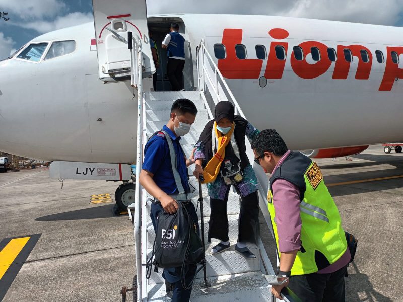 Polsek Kawasan Bandara Hang Nadim Batam melaksanakan pengamanan keberangkatan calon jemaah haji dari Prov Kepri pada hari Rabu,(15/06/22). Foto: Dok. Polsek Kawasan Bandara Hang Nadim Batam