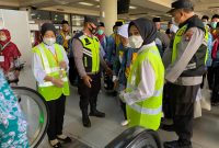 Personil Polsek Kawasan Bandara Hang Nadim memberikan himbauan prokes Kepada Supir Taksi yang sedang melakukan aktifitas makan siang di rumah makan wilkum Polsek Kawasan Bandara Hang Nadim. Foto: Dok. Polsek Kawasan Bandara Hang Nadim Batam