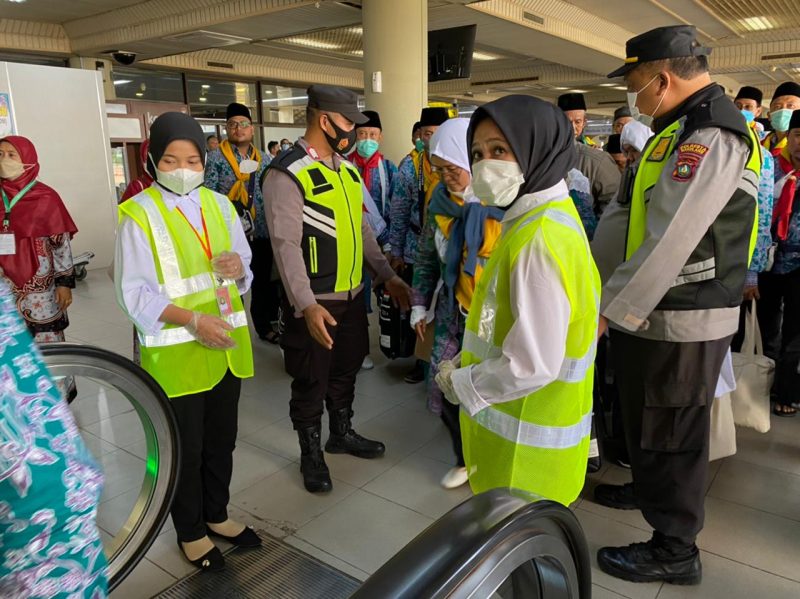 Personil Polsek Kawasan Bandara Hang Nadim memberikan himbauan prokes Kepada Supir Taksi yang sedang melakukan aktifitas makan siang di rumah makan wilkum Polsek Kawasan Bandara Hang Nadim. Foto: Dok. Polsek Kawasan Bandara Hang Nadim Batam