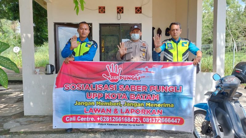 Kanit Binmas Polsek Kawasan Bandara Hang Nadim BRIPKA Ari Aspani memberikan sosialisasi himbauan sosialisi Saber Pungli kepada petugas Ditpam yang sedang melaksanakan Piket Jaga. Foto: Dok. Polsek Kawasan Bandara Hang Nadim Batam