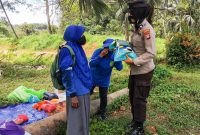 Menyambut hari Bhayangkara – 76 Kapolsek Kawasan Bandara Hang Nadim IPTU Kumala Enggar Anjarani SIK, STK, MSi, bersama – sama Personil Polsek Kawasan Bandara Hang Nadim melaksanakan pembagian sembako kepada masyarakat yang membutuhkan. Foto: Dok. Polsek Kawasan Bandara Hang Nadim Batam