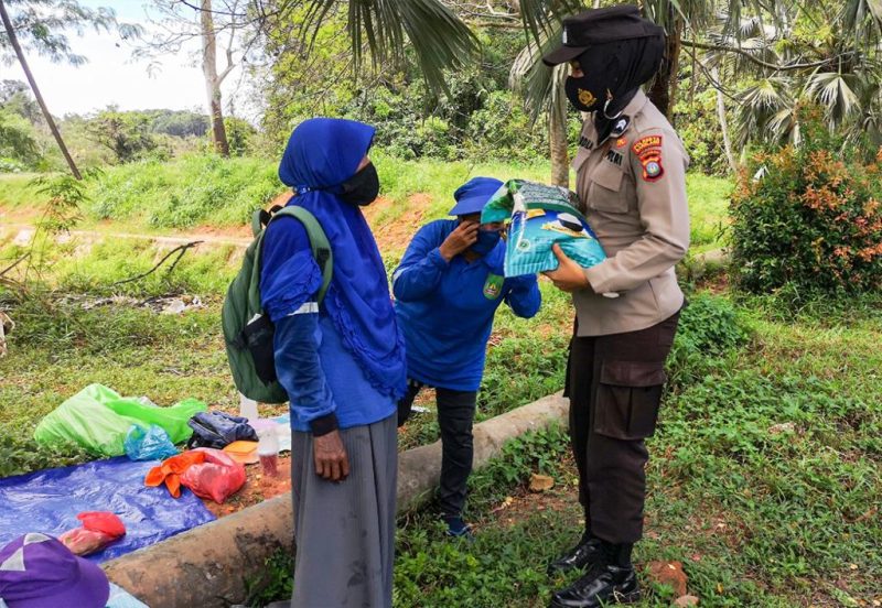 Menyambut hari Bhayangkara – 76 Kapolsek Kawasan Bandara Hang Nadim IPTU Kumala Enggar Anjarani SIK, STK, MSi, bersama – sama Personil Polsek Kawasan Bandara Hang Nadim melaksanakan pembagian sembako kepada masyarakat yang membutuhkan. Foto: Dok. Polsek Kawasan Bandara Hang Nadim Batam