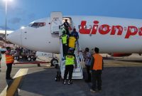 Personil Polsek Bandara Nang Nadim melaksanakan Pengamanan Haji dari Prov. Kalbar  dengan Menggunakan Pesawat Komesil Lion Air dengan jumlah 170 Orang Jema’ah
Rombongan tersebut diketuai oleh Bapak Heri dengan masing – masing jumlah laki – laki 8 Orang dan Perempuan Sejumlah 90 Orang dengan Bagasi sebanyak 170 Koli.  Foto: Dok. Polsek Kawasan Bandara Hang Nadim
