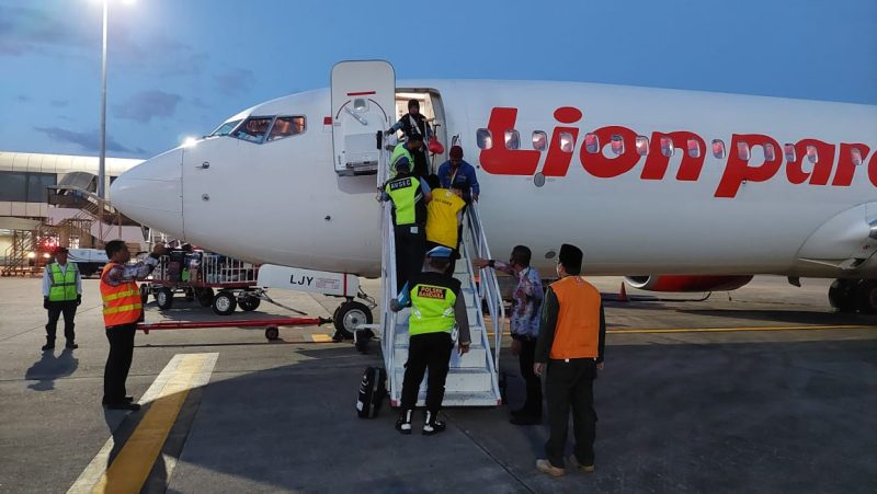 Personil Polsek Bandara Nang Nadim melaksanakan Pengamanan Haji dari Prov. Kalbar  dengan Menggunakan Pesawat Komesil Lion Air dengan jumlah 170 Orang Jema’ah
Rombongan tersebut diketuai oleh Bapak Heri dengan masing – masing jumlah laki – laki 8 Orang dan Perempuan Sejumlah 90 Orang dengan Bagasi sebanyak 170 Koli.  Foto: Dok. Polsek Kawasan Bandara Hang Nadim