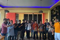 Egidia Savitri, wakil bendahara DPW Partai NasDem (kemeja putih berhijab biru tua) berfoto bersama dengan pengurus DPC Bulang. Foto: INIKEPRI.COM