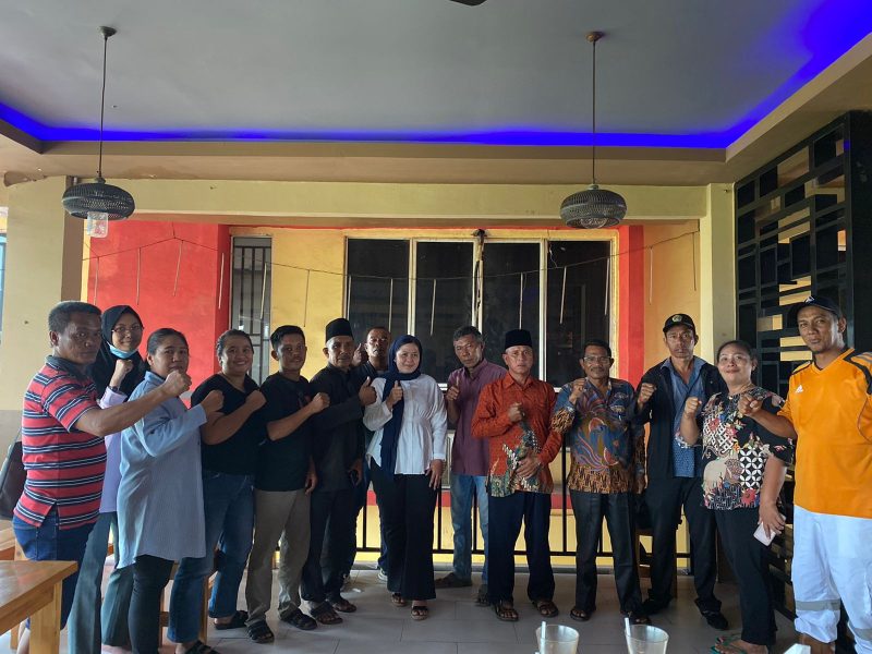 Egidia Savitri, wakil bendahara DPW Partai NasDem (kemeja putih berhijab biru tua) berfoto bersama dengan pengurus DPC Bulang. Foto: INIKEPRI.COM