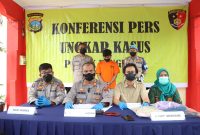 Konferensi pers pengungkapan pelaku pencabulan dan persetubuhan guru ngaji pada anak dibawah umur. Foto: Humas Polresta Barelang 