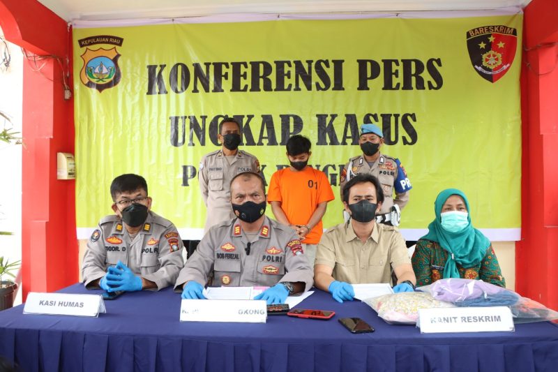 Konferensi pers pengungkapan pelaku pencabulan dan persetubuhan guru ngaji pada anak dibawah umur. Foto: Humas Polresta Barelang 
