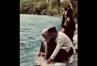 Ridwan Kamil bersama istri dan putrinya, melepas kepergian putra sulungnya yang hilang di Sungai Aare, Swiss. Foto: Instragram