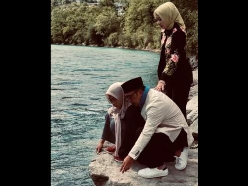 Ridwan Kamil bersama istri dan putrinya, melepas kepergian putra sulungnya yang hilang di Sungai Aare, Swiss. Foto: Instragram