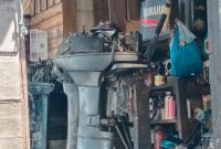 Mesin tempel milik warga Belakangpadang yang sedang diservis karena mengeluarkan asap hitam pasca pengisian minyak di APMS Pulau Sekilak. Foto: INIKEPRI.COM